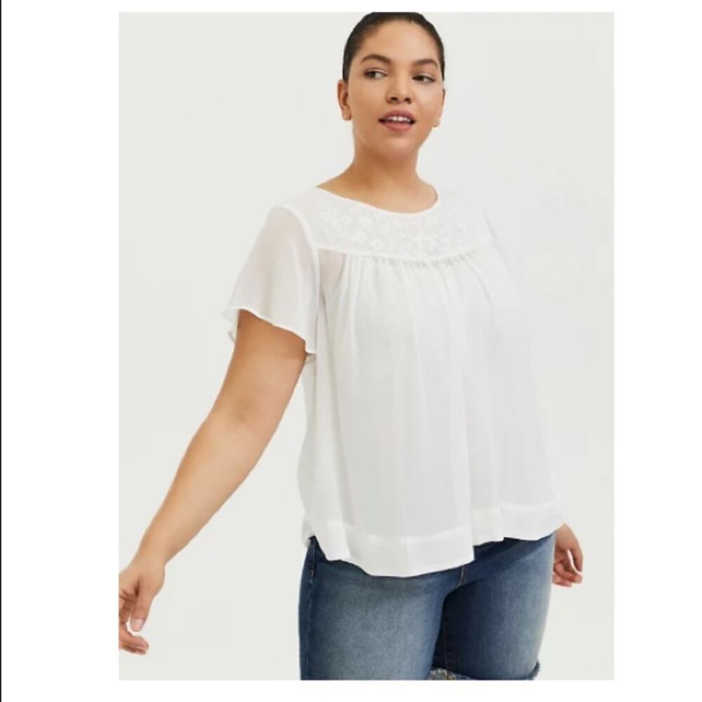 TORRID EMBROIDERED CHIFFON WHITE SHORT SLEEVE BLOUSE